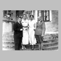 065-0090 Auf der Verandatreppe Haus Rose. Von links Walter Braun, Ilse Rose, Erna Braun und Emil Rose .jpg